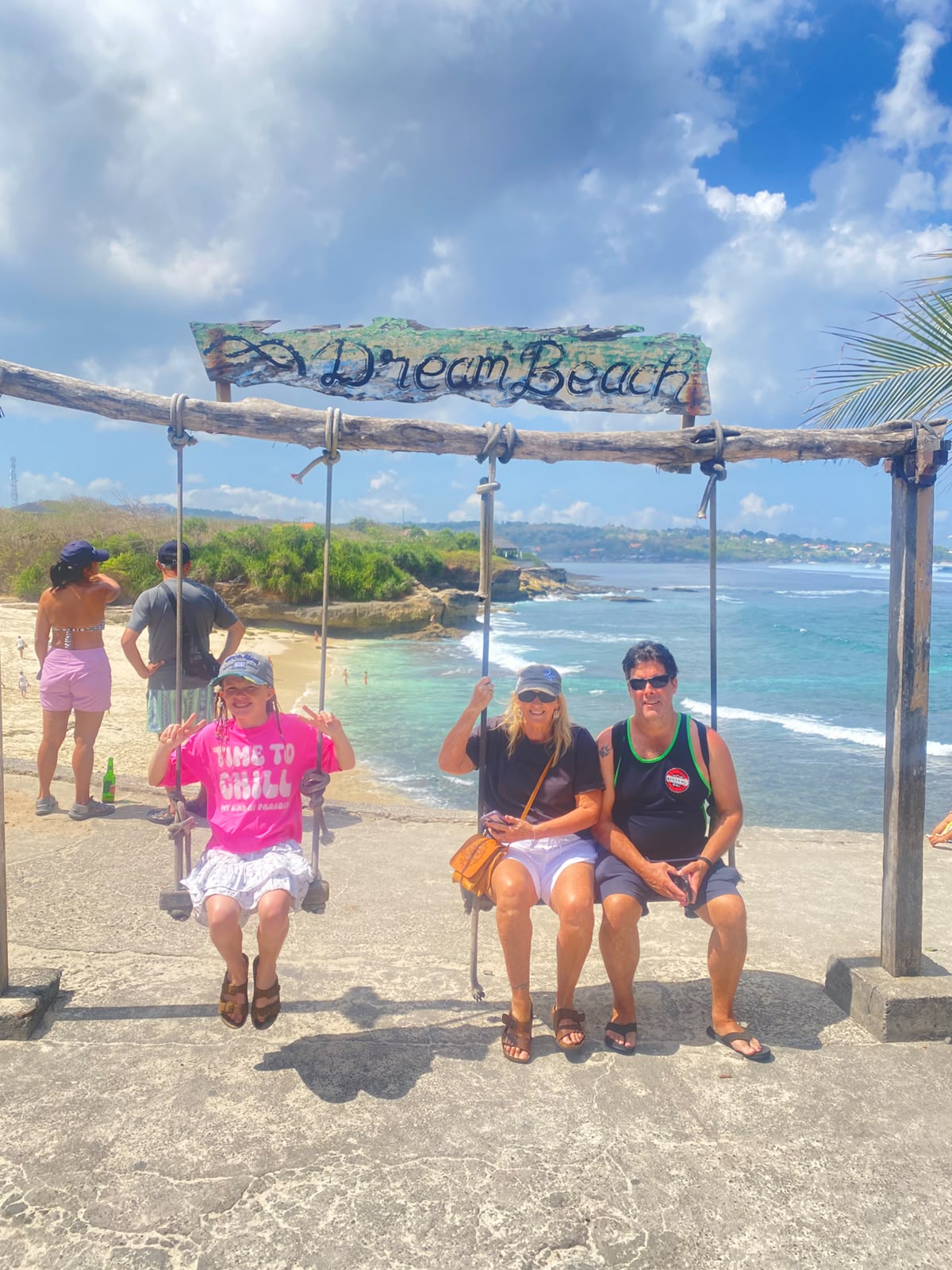 Ayunan keluarga di Dream Beach